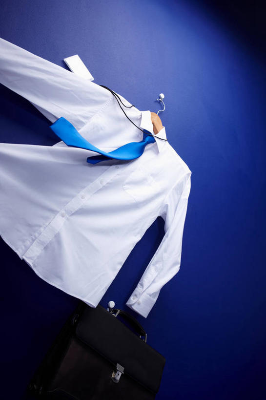 无人,竖图,俯视,室内,特写,白天,衬衫,静物,阴影,蓝色背景,反射,包,公文包,影子,领带,一个,一件,摄影,影棚,单个,公事包,彩图,高角度拍摄,影棚拍摄,衬衣,拍摄
