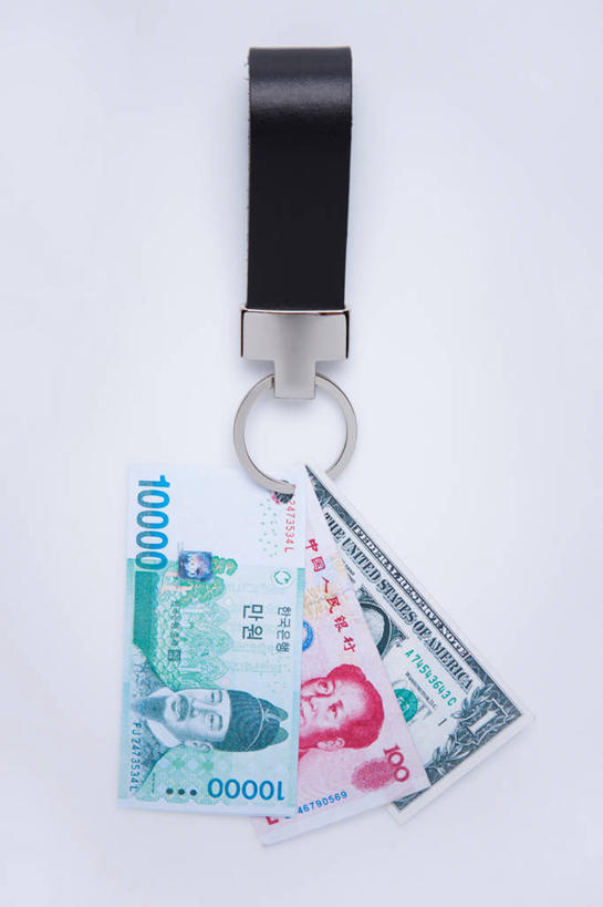 无人,竖图,俯视,室内,特写,白天,白色背景,钱,人民币,美元,静物,连接,阴影,装饰,反射,钱币,影子,钥匙圈,一个,钞票,金融,纸币,摄影,影棚,韩币,经济,单个,华丽,修饰,点缀,钥匙链,流通,钥匙扣,纸钞,贸易,衬托,美观,雅致,雅观,贯穿,连结,衔接,串连,货币,现金,彩图,高角度拍摄,影棚拍摄,拍摄,锁匙扣,钥匙挂,圜