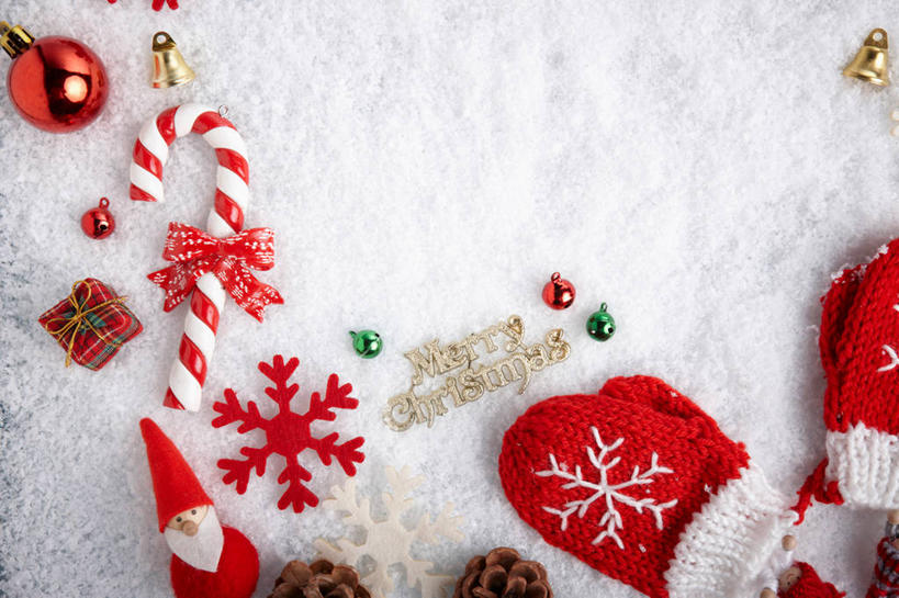 无人,横图,俯视,室内,特写,白天,静物,礼盒,礼物,帽子,圣诞节,圣诞老人,阴影,节日,庆祝,装饰,反射,挂饰,影子,纸盒,食品,糖,糖果,甜点,甜品,圣诞球,文化,盒子,球,食物,红色,包装盒,手套,礼品盒,甜食,庆典,球体,温暖,圣诞帽,礼品,纪念,保暖,华丽,修饰,点缀,御寒,圣诞服,硬糖,拐杖糖,衬托,美观,雅致,雅观,棉帽,彩图,高角度拍摄