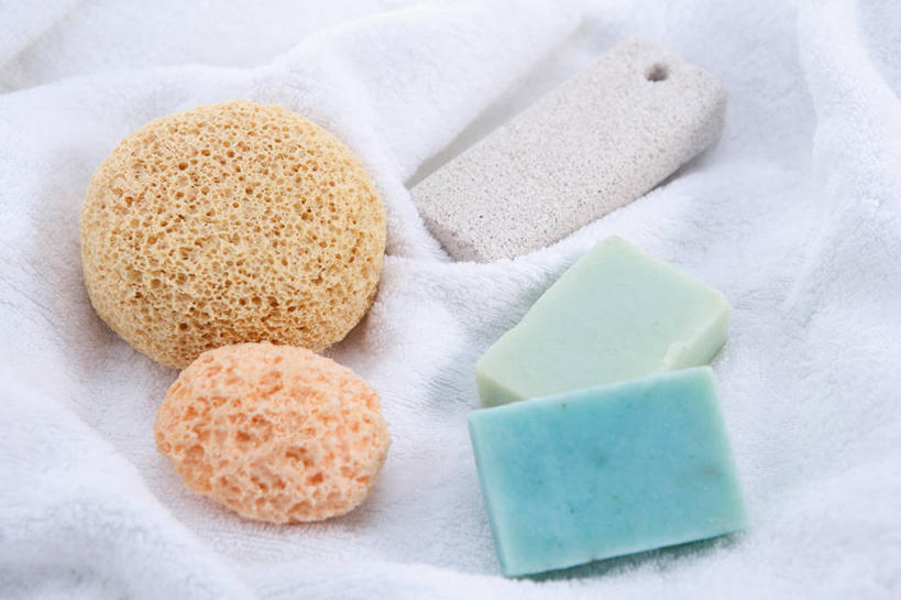 无人,横图,俯视,室内,特写,白天,化妆,美容,静物,三块,护肤,阴影,反射,纺织物,海绵,影子,干净,化妆品,肥皂,毛巾,香皂,日用品,洗浴用品,清洁,保养,享受,休闲,健康,放松,保健,保暖,卫生,护肤品,化妆用品,护肤用品,舒缓,透气,养颜,防水,去污,紧肤,嫩肤,储水,耐磨,吸水,洗涤,彩图,高角度拍摄,浴用海绵