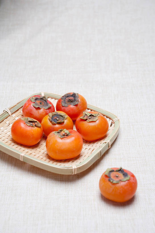 无人,竖图,俯视,室内,特写,白天,浆果,柿子,水果,许多,阴影,灰色背景,新鲜,反射,扁担,影子,生食,食品,果实,很多,食物,橙色,摄影,有机食品,绿色食品,影棚,农具,竹木用具,彩图,高角度拍摄,影棚拍摄,拍摄