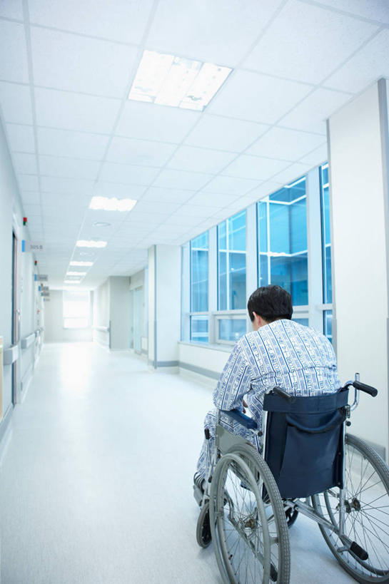 东方人,一个人,病人,医院,坐,竖图,室内,白天,照明,亚洲,仅一个男性,仅一个人,仅一个中年男性,工具,走道,走廊,过道,灯光,黄种人,顶灯,灯,背面,轮椅,灯具,复健,康复,器械,照亮,医疗设备,病服,照明设备,病患,医疗器械,医疗工具,医疗机构,病号服,辅助设备,男人,男性,中年男性,亚洲人,患者,就医者,坐着,彩图,全身,病院,诊所,病患服,病人服,病员服