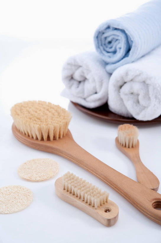 无人,竖图,俯视,室内,特写,白天,白色背景,静物,阴影,反射,纺织物,海绵,影子,干净,刷子,毛巾,清洁,享受,健康,放松,摄影,影棚,保暖,卫生,沐浴刷,清洁用具,透气,防水,洗浴用具,储水,耐磨,吸水,彩图,高角度拍摄,影棚拍摄,拍摄,浴用海绵