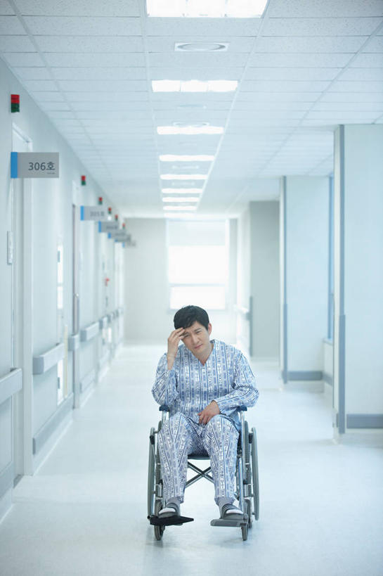 东方人,一个人,病人,医院,坐,竖图,室内,白天,正面,照明,亚洲,仅一个男性,仅一个人,仅一个中年男性,撑,工具,走道,走廊,过道,灯光,注视,黄种人,顶灯,灯,轮椅,灯具,复健,观察,看,康复,器械,观看,照亮,察看,医疗设备,撑着,病服,照明设备,关注,痛苦,病患,医疗器械,医疗工具,医疗机构,病号服,辅助设备,男人,男性,中年男性,亚洲人,患者,就医者,坐着,彩图,全身,病院,诊所,病患服,病人服,病员服