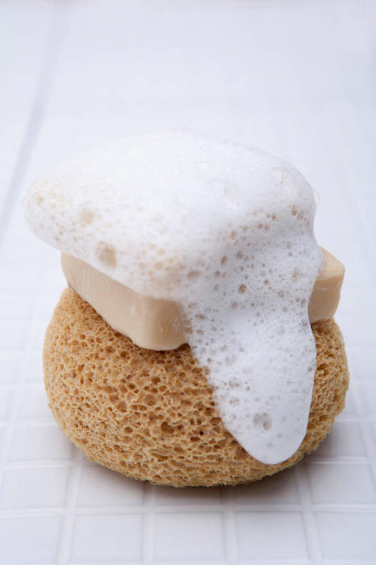 无人,竖图,俯视,室内,特写,白天,化妆,美容,静物,护肤,阴影,朦胧,模糊,反射,海绵,泡沫,影子,干净,化妆品,肥皂,香皂,日用品,洗浴用品,清洁,保养,享受,休闲,健康,放松,保健,卫生,护肤品,化妆用品,护肤用品,舒缓,养颜,去污,紧肤,嫩肤,洗涤,彩图,高角度拍摄,浴用海绵