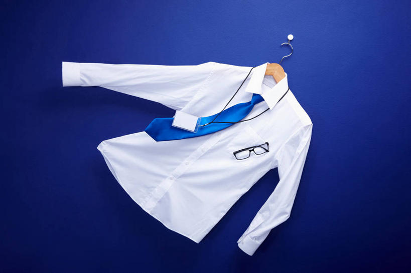 无人,横图,室内,特写,白天,正面,衬衫,静物,衣架,阴影,蓝色背景,反射,眼镜,影子,领带,标识,吊牌,胸牌,摄影,影棚,徽章,身份,近视眼镜,胸章,胸卡,编号牌,雕刻牌,工号牌,胸号牌,胸徽,员工牌,挂衣架,晾衣架,彩图,影棚拍摄,衬衣,拍摄