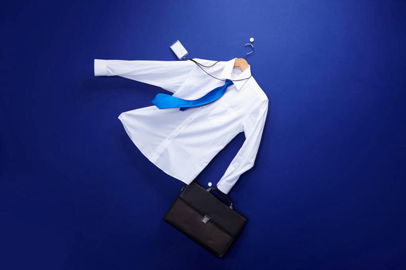 无人,横图,室内,特写,白天,正面,衬衫,静物,衣架,阴影,蓝色背景,反射,包,公文包,影子,领带,标识,吊牌,胸牌,摄影,影棚,公事包,徽章,身份,胸章,胸卡,编号牌,雕刻牌,工号牌,胸号牌,胸徽,员工牌,挂衣架,晾衣架,彩图,影棚拍摄,衬衣,拍摄