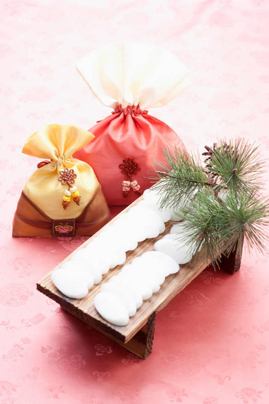 点心,无人,竖图,俯视,室内,特写,白天,餐具,袋子,叶子,一排,红色背景,整齐,布袋,碟子,盘,料理,食品,年糕,甜点,绿叶,祝福,文化,传统,美食,食物,糕点,排列,两个,盘子,碟,甜食,祈祷,祈福,健康,中式,嫩叶,许愿,摄影,影棚,福袋,纪念,祈求,吉祥,队列,好运,平安,叶,叶片,彩图,高角度拍摄,影棚拍摄,拍摄,年年糕