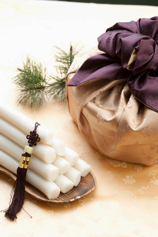 点心,无人,竖图,俯视,室内,特写,白天,餐桌,桌子,礼盒,礼物,叶子,一排,许多,阴影,整齐,装饰,反射,影子,纸盒,食品,甜点,甜品,绿叶,枝条,很多,小吃,盒子,装饰品,树枝,食物,糕点,排列,包装盒,装饰物,礼品盒,甜食,嫩叶,摄影,礼品,影棚,餐台,堆,华丽,修饰,点缀,队列,饰物,米糕,衬托,美观,雅致,雅观,虬枝,枝杈,叶,叶片,彩图,高角度拍摄,影棚拍摄,拍摄