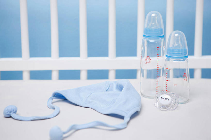 无人,栏杆,横图,室内,特写,白天,正面,安全,床,静物,帽子,阴影,蓝色背景,反射,奶瓶,影子,围栏,护栏,两个,瓶子,容器,舒服,摄影,单人床,影棚,奶嘴,婴儿用品,储藏,婴儿床,保护,舒适,储存,一顶,棉帽,彩图,影棚拍摄,拍摄,贮存