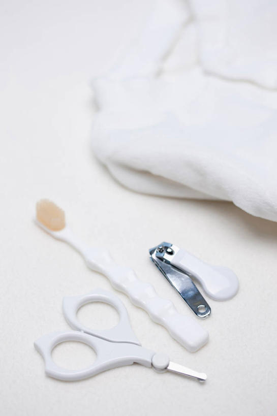 无人,竖图,俯视,室内,特写,白天,白色背景,静物,金属制品,一条,修剪,阴影,反射,金属,纺织物,工具,剪刀,钳子,牙刷,影子,毛巾,日用品,清洁,美甲,摄影,影棚,洗漱用品,保暖,裁剪,卫生,剪子,剪裁,切割,指甲钳,指甲刀,透气,防水,美甲工具,储水,耐磨,吸水,彩图,高角度拍摄,影棚拍摄,拍摄