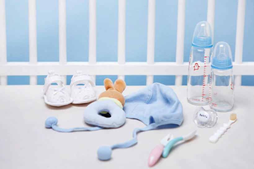 无人,栏杆,横图,室内,白天,正面,安全,床,静物,帽子,鞋子,阴影,反射,奶瓶,牙刷,影子,围栏,护栏,瓶子,容器,拖鞋,日用品,清洁,舒服,单人床,奶嘴,洗漱用品,婴儿用品,储藏,婴儿床,保护,卫生,舒适,储存,方便,彩图,贮存