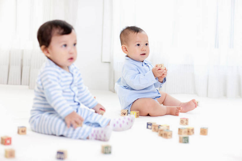 东方人,婴儿,儿童,两个人,家庭,坐,横图,室内,白天,侧面,婴儿服装,游戏,纯洁,智慧,窗户,窗帘,地毯,玩具,亚洲,握,服装,装饰,编织,英文,标志,文字,字符,手工艺品,字母,织物,拿,玩,拿着,注视,黄种人,光脚,娱乐,标识,玻璃窗,小孩,衣服,帘子,工艺品,观察,看,休闲,温暖,温馨,一家人,赤脚,遮阳,积木,可爱,益智,握着,服饰,活泼,观看,活动,英文字母,华丽,修饰,点缀,和睦,察看,思维,衣着,穿着,发泄,关注,消遣,智力,宝宝,想象,纯真,烂漫,无邪,宣泄,衬托,美观,雅致,雅观,衣饰,伶俐,天真,亚洲人,孩子,玩耍,嬉戏,坐着,彩图,全身,婴儿服,融洽