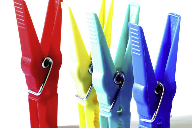 无人,横图,室内,特写,白天,白色背景,正面,静物,一排,整齐,塑料,排列,黄色,红色,蓝色,绿色,夹子,塑料制品,四个,摄影,影棚,队列,衣夹,彩图,影棚拍摄,拍摄