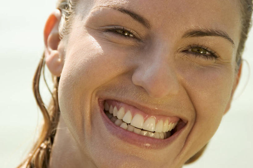 西方人,脸,头,脸颊,一个人,笑,微笑,露齿笑,横图,室外,特写,白天,正面,欧洲,欧洲人,仅一个年轻女性,仅一个女性,仅一个人,阴影,光线,影子,注视,阳光,观察,看,观看,察看,关注,年轻女性,女人,女性,白种人,头部,脸部,脸蛋,面部,半身,彩图