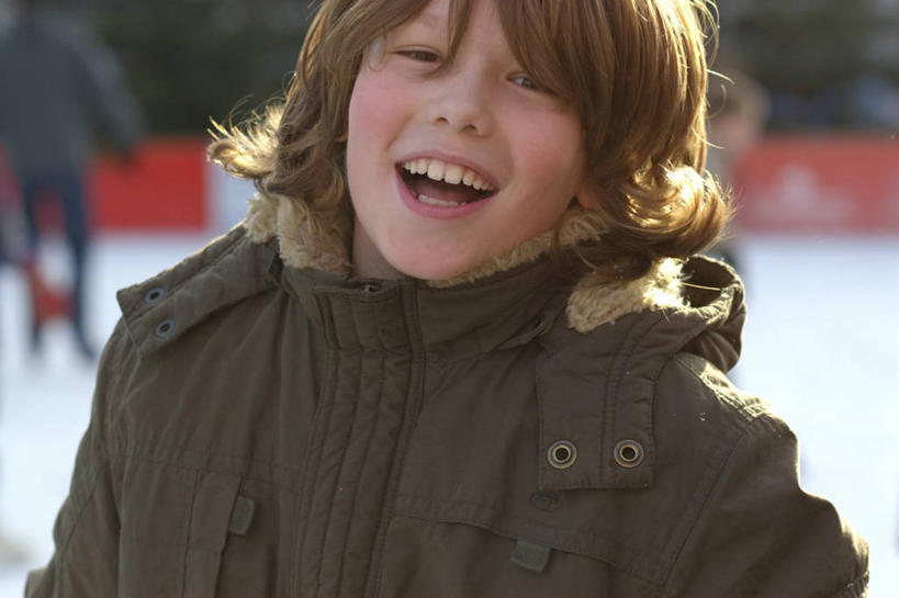 西方人,儿童,一个人,站,笑,微笑,露齿笑,横图,室外,白天,正面,纯洁,雪,大雪,欧洲,欧洲人,仅一个男性,仅一个人,阴影,服装,朦胧,模糊,光线,影子,积雪,雪景,冬季,冬天,注视,小孩,衣服,阳光,观察,看,站着,仅一个小孩,温暖,寒冷,可爱,童年,童趣,服饰,观看,羽绒服,保暖,察看,御寒,关注,童真,烂漫,无邪,严寒,冬装,天真,男孩,男人,男性,白种人,孩子,站立,半身,彩图,男生