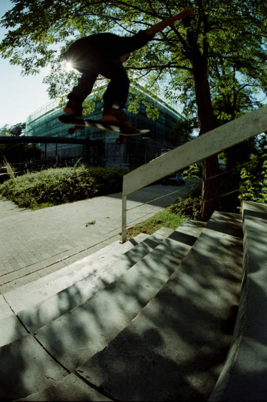 西方人,儿童,一个人,运动场,站,竖图,室外,白天,仰视,锻炼,纯洁,运动,植物,欧洲,欧洲人,仅一个男性,仅一个人,阴影,服装,光线,影子,坡道,注视,休闲装,体育场,极限运动,树,树木,小孩,衣服,蓝色,绿色,蓝天,天空,阳光,自然,天,观察,看,站着,仅一个小孩,休闲,休闲服,可爱,童年,童趣,服饰,生长,晴朗,成长,滑板,观看,察看,关注,童真,烂漫,无邪,万里无云,滑板场,体育,天真,男孩,男人,男性,白种人,孩子,晴空,晴空万里,站立,彩图,低角度拍摄,全身,健身,滑板运动,男生