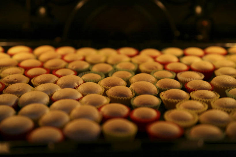 点心,无人,横图,室内,特写,白天,正面,下午茶,一排,许多,朦胧,模糊,整齐,并列,并排,食品,很多,食物,糕点,排列,纸托,队列,平行,纸杯蛋糕,纸托蛋糕,蛋糕托,蛋糕托纸,蛋糕纸托,彩图,蛋糕