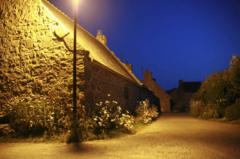 无人,家,横图,室外,夜晚,仰视,旅游,度假,美景,植物,城市风光,城市,道路,建筑,路,路灯,照明,法国,欧洲,阴影,光线,影子,房屋,屋子,景观,公寓,小路,灯光,交通,娱乐,建设,洋房,楼房,住宅,灯,树,树木,蓝色,绿色,蓝天,天空,自然,天,享受,休闲,景色,放松,生长,晴朗,成长,照亮,照明设备,布列塔尼,西欧,法兰西,万里无云,法兰西共和国,法兰西第五共和国,布列塔尼半岛,晴空,晴空万里,彩图,低角度拍摄,房子