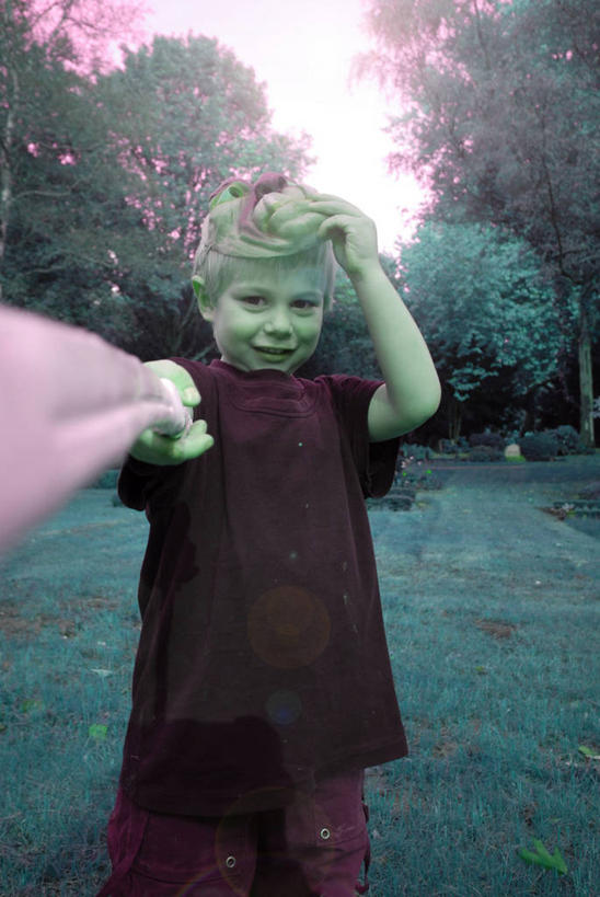 西方人,儿童,一个人,站,竖图,室外,白天,正面,纯洁,草地,草坪,植物,欧洲,欧洲人,仅一个男性,仅一个人,握,阴影,服装,节日,庆祝,光线,棒子,面具,影子,拿,拿着,注视,休闲装,文化,草,树,树木,小孩,衣服,绿色,阳光,自然,观察,看,站着,仅一个小孩,庆典,休闲,休闲服,万圣节,可爱,童年,童趣,握着,服饰,生长,成长,观看,纪念,察看,关注,童真,烂漫,无邪,天真,男孩,男人,男性,白种人,孩子,站立,半身,彩图,男生