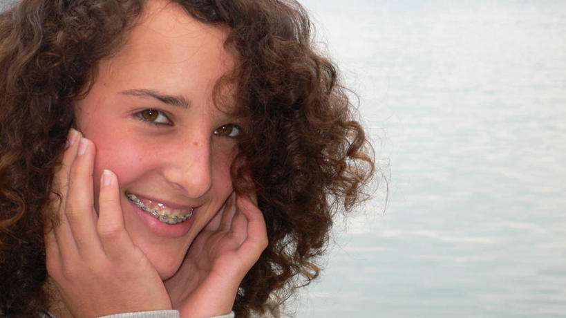 西方人,儿童,脸,头,脸颊,手,头发,一个人,捧,笑,微笑,露齿笑,横图,室外,特写,白天,侧面,纯洁,河流,水,欧洲,欧洲人,双手,仅一个女性,仅一个人,阴影,波纹,光线,影子,河水,水流,棕色,涟漪,扭头,注视,小孩,倒影,水纹,阳光,模型,波浪,观察,看,转头,仅一个小孩,手部,可爱,童年,童趣,模具,观看,察看,倒映,毛发,关注,矫正,牙科,牙套,童真,牙箍,烂漫,无邪,水晕,校正,校准,牙饰,反照,天真,女孩,女人,女性,白种人,孩子,头部,长发,卷发,脸部,脸蛋,面部,端,端着,捧着,手捧,半身,彩图,矫正器,女生