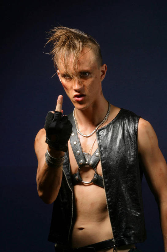 西方人,中指,一个人,站,竖图,室内,白天,正面,欧洲,欧洲人,仅一个男性,仅一个人,指,服装,注视,休闲装,方向,仅一个年轻男性,衣服,观察,看,手势,站着,休闲,向上,休闲服,竖,摄影,服饰,影棚,观看,翘,察看,指向,鄙视,关注,挑衅,藐视,讽刺,蔑视,嘲笑,人身攻击,男人,男性,年轻男性,白种人,站立,半身,彩图,影棚拍摄,拍摄