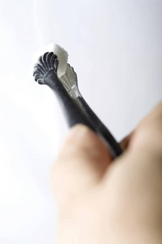 西方人,手,一个人,竖图,室内,特写,白天,白色背景,正面,金属制品,欧洲,欧洲人,仅一个男性,仅一个人,握,金属,拿,拿着,仅一个年轻男性,一个,夹子,手部,握着,摄影,影棚,单个,单手,食品夹,食物夹,面包夹,意粉夹,男人,男性,年轻男性,白种人,半身,彩图,影棚拍摄,拍摄