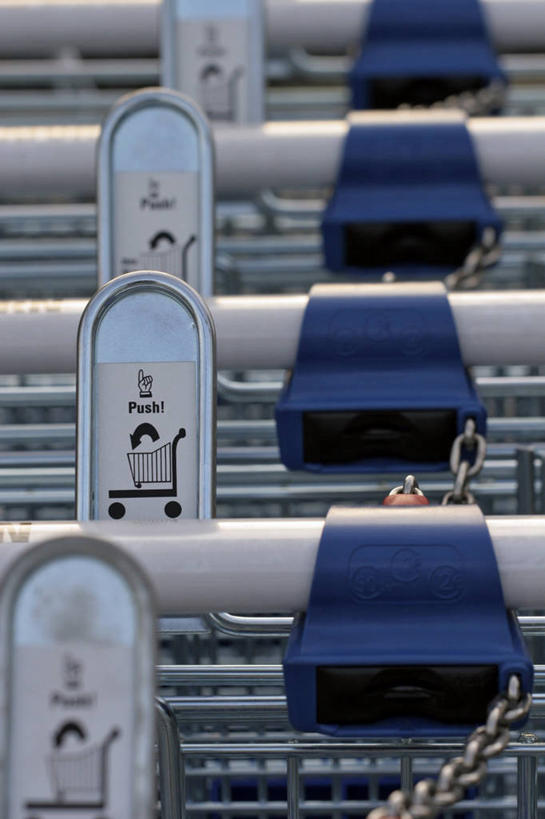 无人,竖图,室内,特写,白天,正面,安全,静物,防护,锁,箱子,保险箱,铁环,保护,锁链,链条,束缚,限制,保险,私密,保全,周全,安稳,安定,防盗,约束,平安,彩图