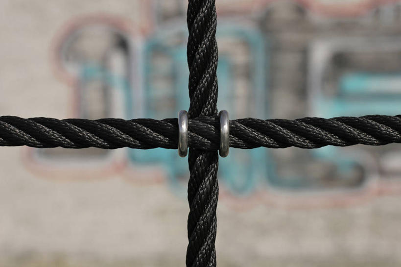 无人,横图,室内,特写,白天,正面,静物,朦胧,模糊,十字架,黑色,绳子,铁环,绳索,锁链,链条,束缚,限制,约束,彩图