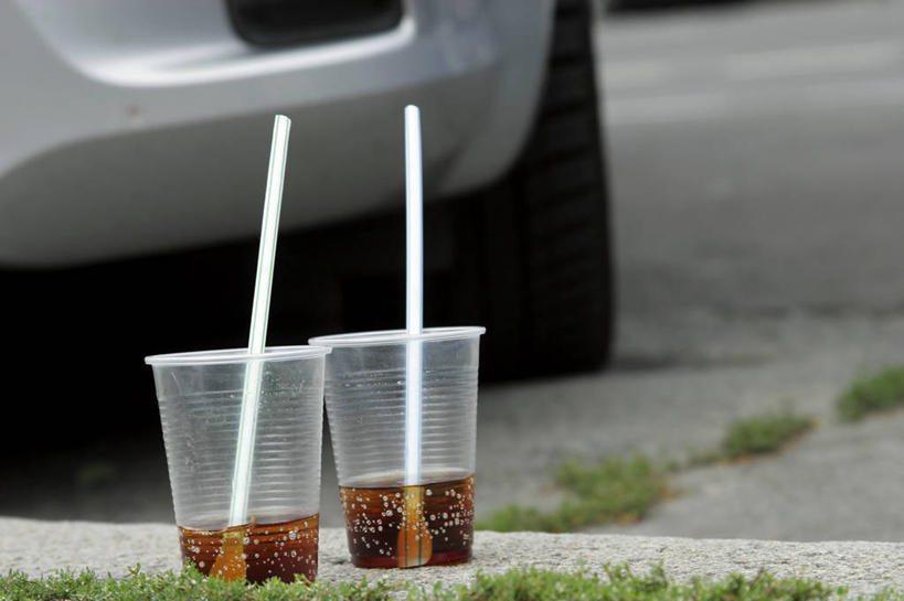 无人,横图,室外,特写,白天,正面,草地,植物,汽车,杯子,一辆,塑料,饮品,可乐,车,草,饮料,两个,绿色,黑色,轮胎,塑料制品,吸管,交通工具,轿车,碳酸饮料,橡胶,塑料杯,空心,可口,载具,橡胶制品,车胎,饮管,适口,彩图,外胎,圆柱状