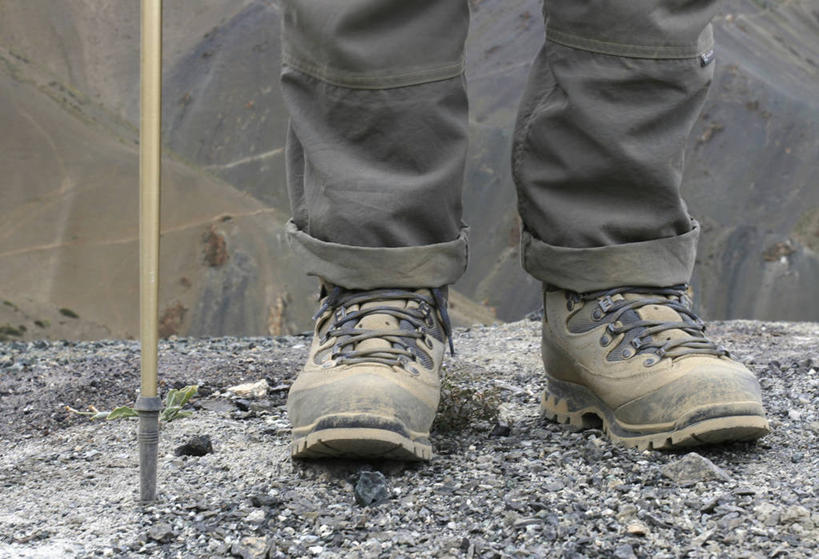 西方人,一个人,攀登,横图,室外,白天,正面,运动鞋,锻炼,旅游,度假,探险,运动,攀岩,石头,美景,鞋子,欧洲,欧洲人,仅一个男性,仅一个人,裤子,工具,器材,石子,景观,娱乐,极限运动,仅一个年轻男性,自然,享受,休闲,器械,爬,景色,放松,拐杖,休闲鞋,自然风光,室外运动,登山鞋,户外运动,登山杖,辅助设备,登山棍,冒险,体育,男人,男性,年轻男性,白种人,石块,登山,爬山,攀爬,半身,彩图,健身