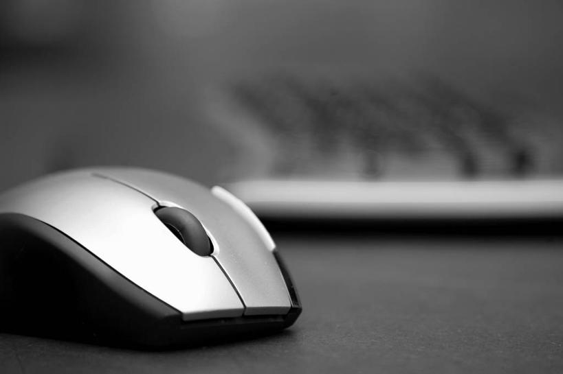 无人,办公室,横图,黑白,室内,特写,白天,正面,鼠标,键盘,家具,桌子,静物,朦胧,模糊,办公桌,输入设备,通讯设备,一个,单个,通信设备,办公家具