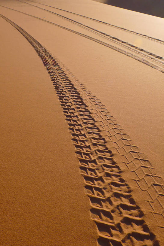 无人,竖图,室外,特写,白天,正面,美景,沙漠,非洲,利比亚,阴影,光线,影子,景观,痕迹,阳光,自然,景色,自然风光,北非,阿非利加洲,陈迹,大漠,砂漠,彩图,胎印,轮胎印