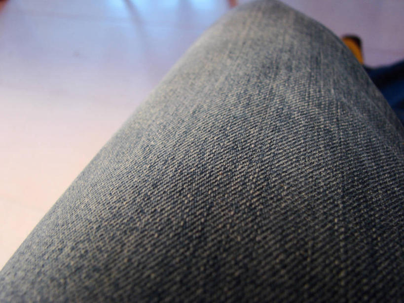 西方人,腿部,腿,一个人,坐,横图,俯视,室内,特写,白天,欧洲,欧洲人,仅一个男性,仅一个人,阴影,花纹,裤子,反射,图案,影子,牛仔布,布纹,牛仔裤,仅一个年轻男性,布匹,男人,男性,年轻男性,白种人,坐着,半身,彩图,高角度拍摄