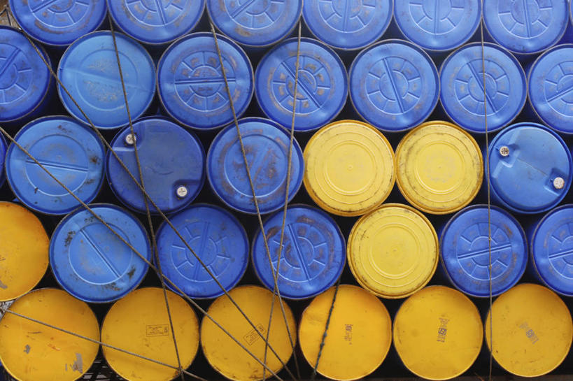 无人,横图,室内,白天,正面,静物,一排,许多,整齐,桶,塑料,很多,排列,黄色,蓝色,容器,绳子,塑料制品,储藏,堆,捆绑,绳索,塑料桶,储存,队列,绑缚,彩图,贮存