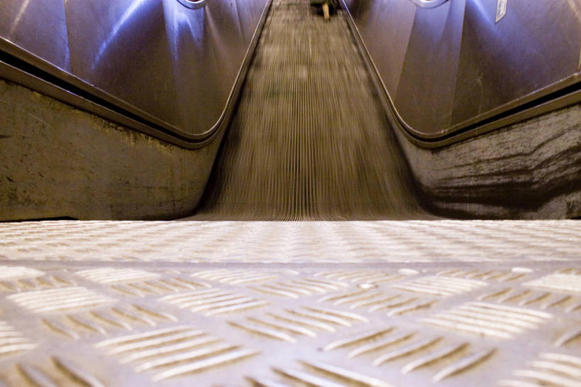 无人,横图,俯视,室内,特写,白天,电梯,火车,电动扶梯,自动扶梯,运输工具,车厢,车,交通工具,载具,彩图,高角度拍摄,扶手电梯,升降设备,运输带,自动行人电梯,电扶梯