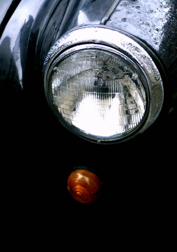 无人,竖图,俯视,室内,特写,白天,汽车,古董车,静物,照明,一辆,车,灯,灯具,交通工具,橙色,照亮,照明设备,载具,老爷车,前照灯,前大灯,车前灯,彩图,高角度拍摄