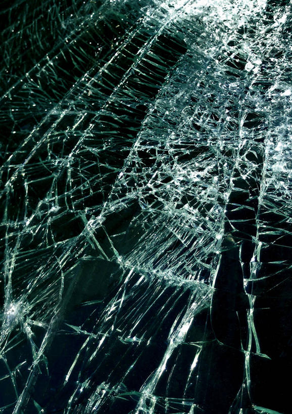 无人,竖图,室外,特写,白天,正面,静物,玻璃,破碎,眼镜,破坏,破损,玻璃制品,粉碎,损坏,毁坏,近视眼镜,摧毁,彩图