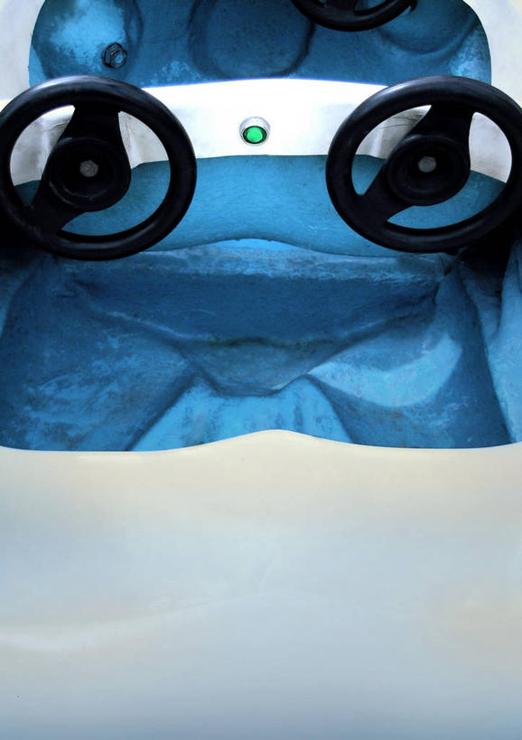 无人,竖图,俯视,室内,特写,白天,机器,仪器,汽车,静物,阴影,反射,影子,设备,车,两个,黑色,方向盘,交通工具,轿车,驾驶,行驶,控制,载具,彩图,高角度拍摄