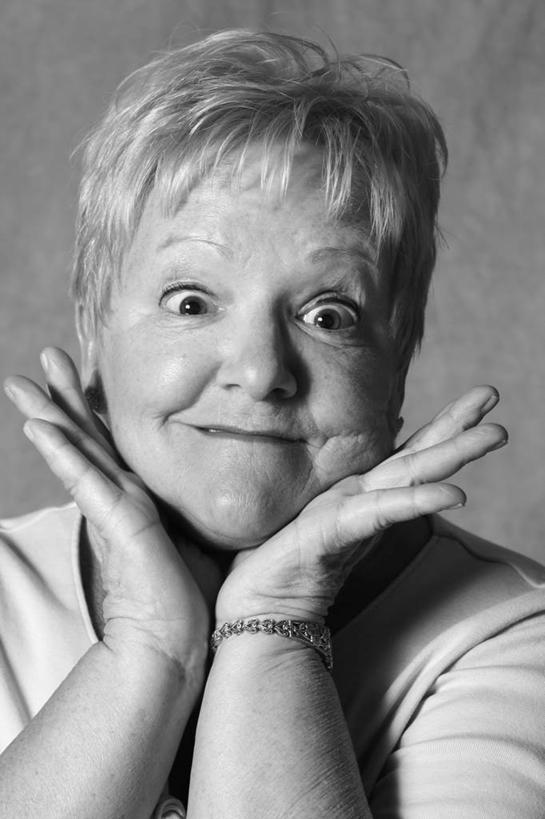 西方人,脸,头,脸颊,脖子,手,一个人,笑,微笑,竖图,黑白,室内,特写,白天,正面,欧洲,欧洲人,双手,仅一个女性,仅一个人,撑,服装,托腮,注视,休闲装,肩膀,衣服,白色,观察,看,托,仅一个中年女性,休闲,手部,休闲服,服饰,观看,察看,关注,托下巴,双手托腮,女人,女性,中年女性,白种人,头部,脖,颈,颈部,脸部,脸蛋,面部,半身