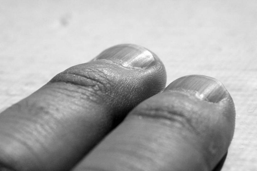 西方人,手,指甲,一个人,横图,黑白,室内,特写,白天,正面,欧洲,欧洲人,仅一个男性,仅一个人,阴影,反射,影子,仅一个年轻男性,手部,手指,单手,男人,男性,年轻男性,白种人,手指甲,半身