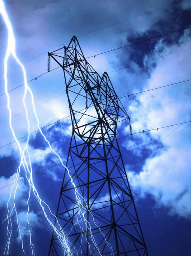 无人,竖图,室外,白天,仰视,闪电,阴影,电力,光线,钢材,电缆,电线,影子,支架,云,云朵,云彩,电塔,蓝色,白云,蓝天,天空,阳光,天,能源,晴朗,支撑,资源,打雷,供电设备,雷,高压电塔,高压输电线,高压电线塔,高压塔,打闪,晴空,彩图,低角度拍摄