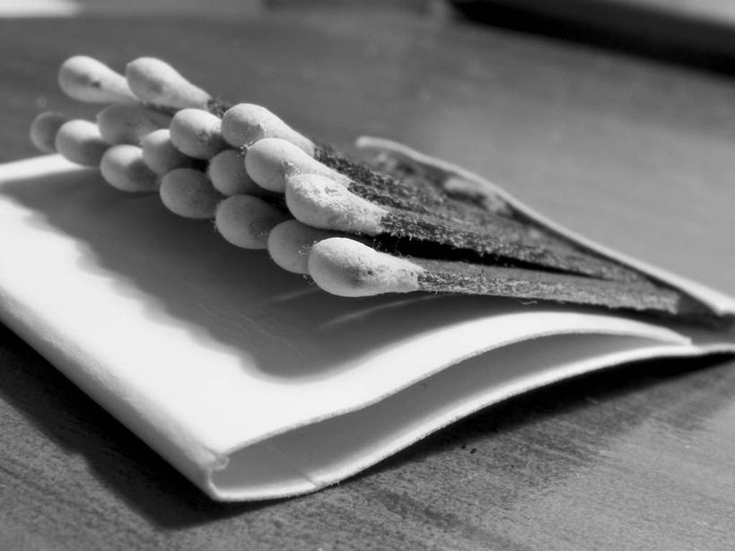 无人,横图,俯视,黑白,室内,特写,白天,桌面,桌子,静物,一排,许多,阴影,整齐,反射,木制,火柴,影子,纸盒,木桌,很多,盒子,火柴盒,排列,包装盒,木制品,容器,储藏,洋火,储存,队列,火柴梗,取火工具,高角度拍摄,木桌子,贮存