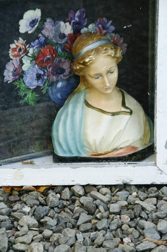 西方人,一个人,无人,竖图,室外,白天,正面,雕塑,欧洲,欧洲人,仅一个年轻女性,仅一个女性,仅一个人,圣母,圣母玛利亚,艺术,装饰,盛开,雕刻,雕像,花蕾,花,花瓣,花朵,鲜花,工艺品,花苞,花蕊,纪念,美术,主题,陈列,玛利亚,一尊,功能,美学,圣女,年轻女性,女人,女性,白种人,半身,彩图