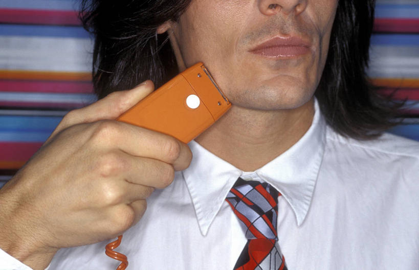 西方人,手,一个人,横图,室内,特写,白天,正面,衬衫,欧洲,欧洲人,仅一个男性,仅一个人,一把,握,服装,剃须刀,领带,拿,拿着,仅一个年轻男性,衣服,清洁,手部,护理,握着,服饰,单手,刮胡刀,家电,家用电器,象征,衣着,庄重,穿着,剃须,身份,电动剃须刀,正式,地位,仪容,衣饰,仪表,男人,男性,年轻男性,白种人,半身,彩图,衬衣,小家电