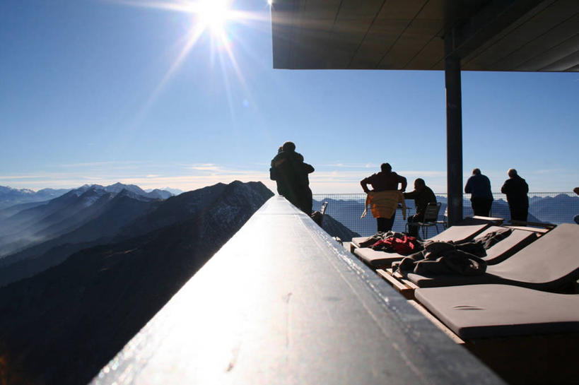 西方人,站,横图,室外,白天,正面,旅游,度假,石头,美景,山,山脉,瑞士,欧洲,欧洲人,五个人,行人,游客,游人,阴影,服装,光线,石子,影子,景观,山峰,山峦,首都,许多人,休闲装,娱乐,伯尔尼,路人,旅客,衣服,蓝色,蓝天,天空,阳光,自然,群山,天,站着,一群人,享受,休闲,休闲服,景色,放松,服饰,晴朗,自然风光,中欧,万里无云,瑞士联邦,伯尔尼州,过客,图恩,男人,男性,年轻男性,年轻女性,女人,女性,白种人,石块,岩石,晴空,晴空万里,站立,半身,彩图,镜头光晕,透镜闪耀,眩光