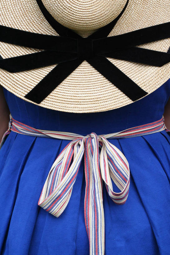 西方人,一个人,站,竖图,室内,白天,民族服装,裙子,欧洲,欧洲人,仅一个年轻女性,仅一个女性,仅一个人,连衣裙,背面,蓝色,蝴蝶结,站着,年轻女性,女人,女性,白种人,站立,半身,彩图,传统服装,民俗服