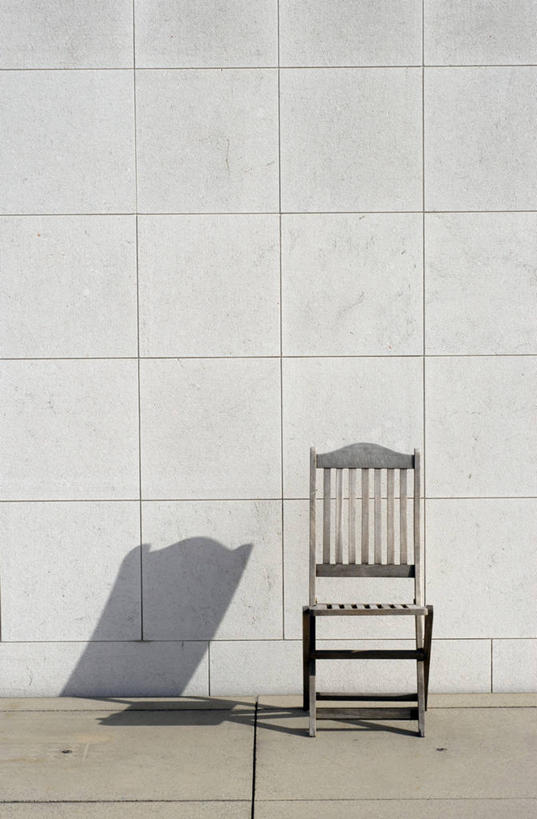 无人,竖图,室外,白天,正面,椅子,一把,阴影,光线,影子,木椅,墙,墙壁,墙面,阳光,彩图