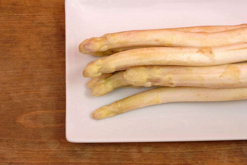 无人,横图,俯视,室内,特写,白天,桌面,桌子,芦笋,蔬菜,餐具,一排,许多,阴影,新鲜,整齐,反射,木制,碟子,盘,影子,木桌,白芦笋,食品,很多,食物,排列,一个,盘子,木制品,碟,有机食品,绿色食品,单个,队列,猪尾巴,药鸡豆子,石刁柏,蚂蚁杆,龙须菜,狼尾巴根,彩图,高角度拍摄,木桌子