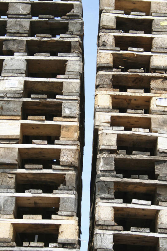 无人,竖图,室外,白天,仰视,一排,许多,整齐,木制,很多,排列,木制品,容器,储藏,堆,固定,储存,队列,彩图,低角度拍摄,货盘,贮存